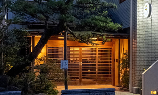 Entrance of RYOUTEI HONDA and GUEST HOUSE SHIHOUKAN
