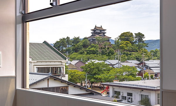 共有スペースの窓から見える丸岡城