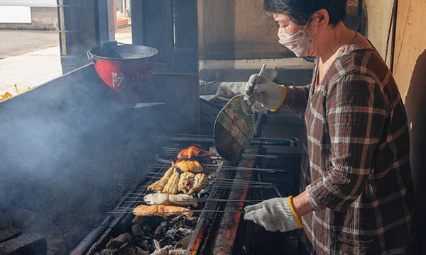 SUMIZAKANA　HONDA, grilling the fish over charcoal
